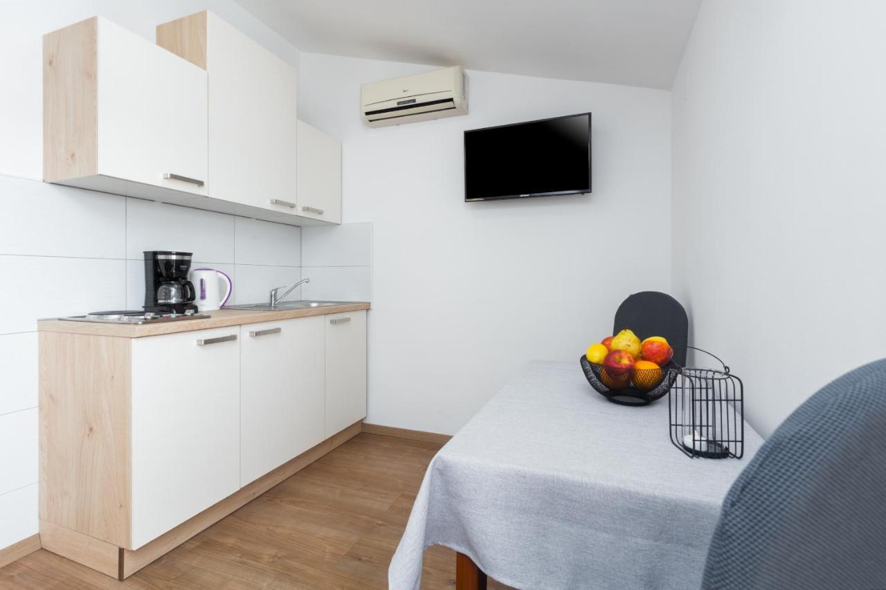 Apartments Emil Пула Екстер'єр фото